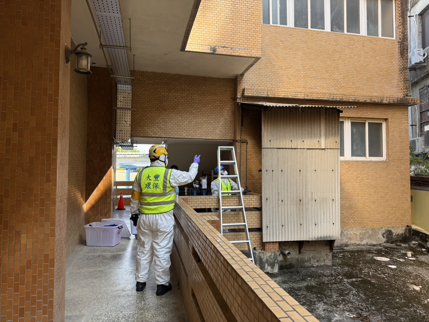 石綿瓦安全拆除與密封處理,全程防護(asbestos tile removal)