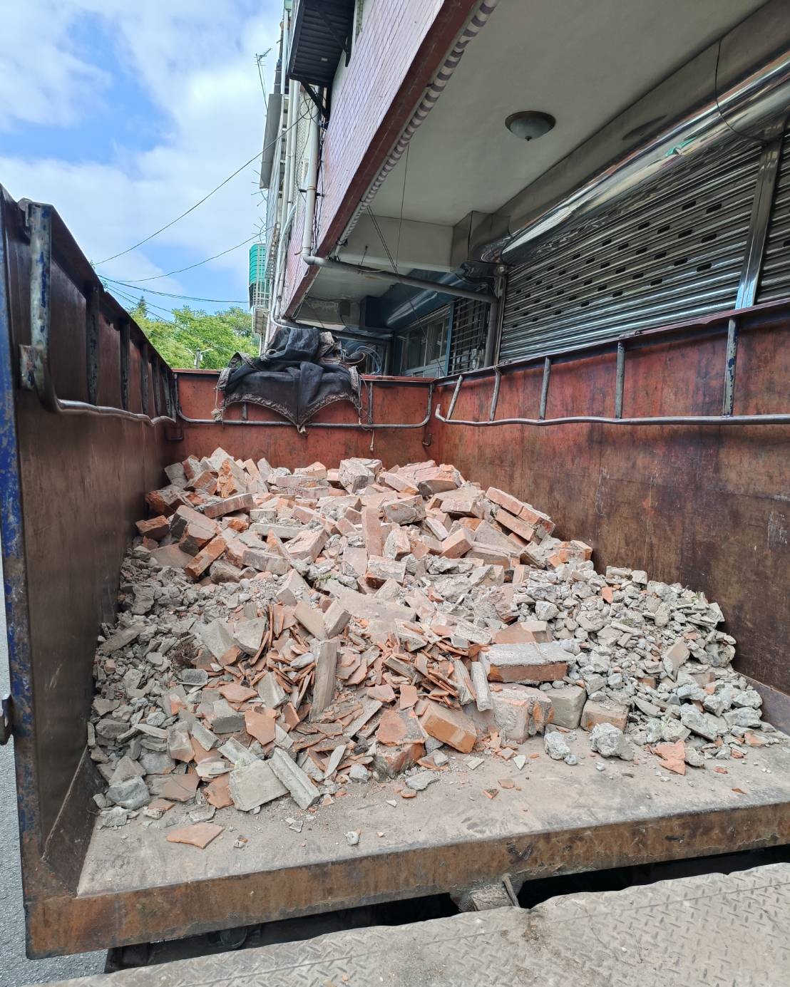 磚牆安全拆除與合法清運(brick wall demolition)
