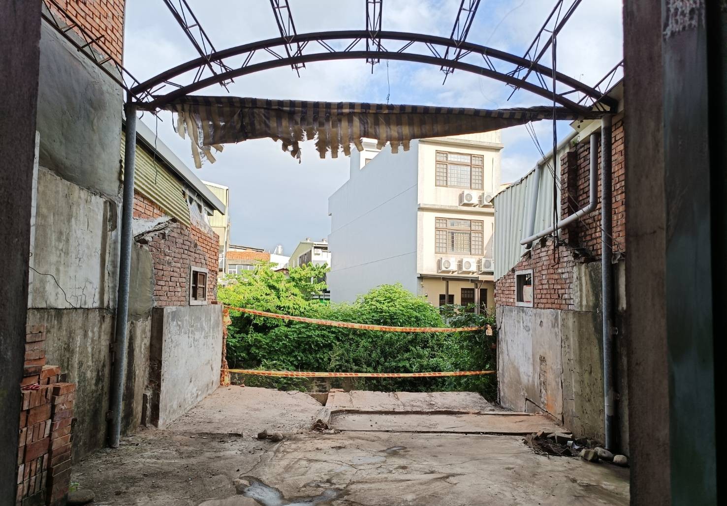 磚牆安全拆除與合法清運(brick wall demolition)