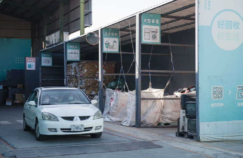 街邊設置的大豐環保回收站與回收車